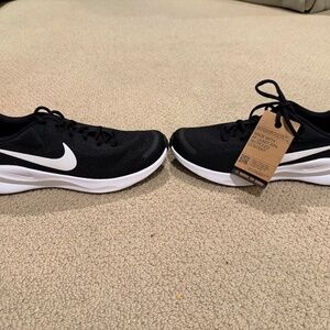 BNIB - Nike Revolution 7 Mens Size 11 Black & White